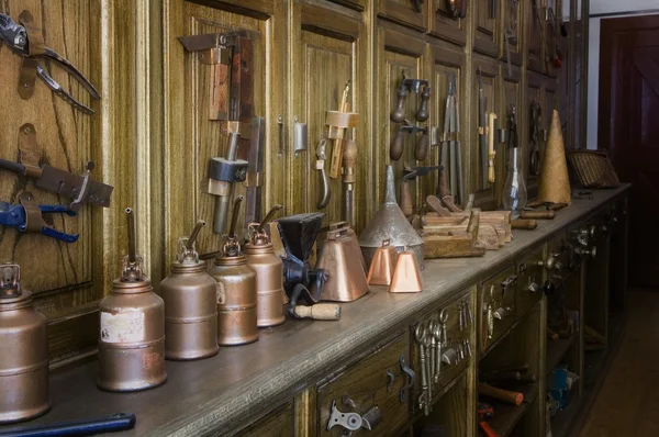 Ferramentas antigas em uma loja de ferragens histórica — Fotografia de Stock