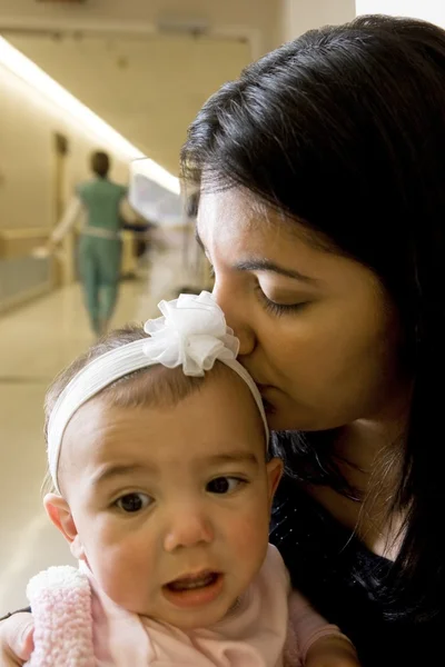 Jovem mãe no hospital com seu bebê — Fotografia de Stock