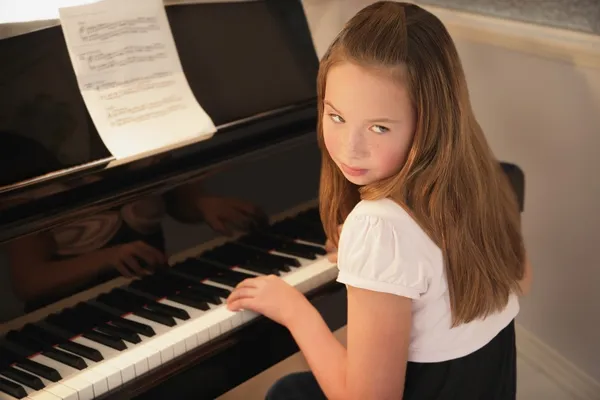 Девушка практикует фортепиано — стоковое фото