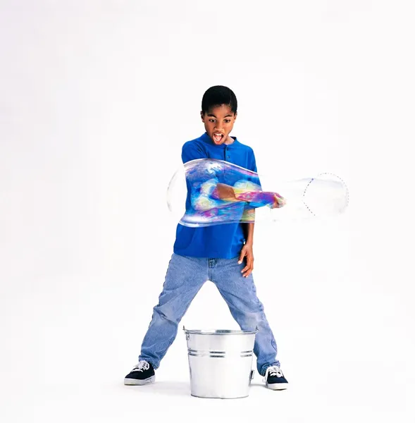 Junge macht Blasen — Stockfoto
