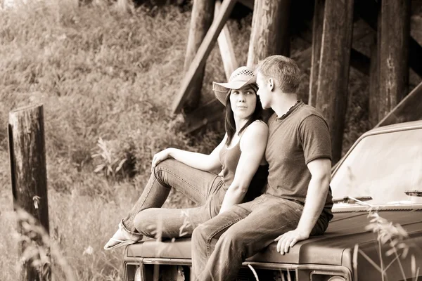 Couple In Countryside — Stock Photo, Image