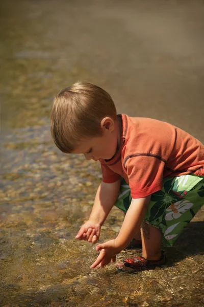 Menino brincando em uma praia — Fotografia de Stock