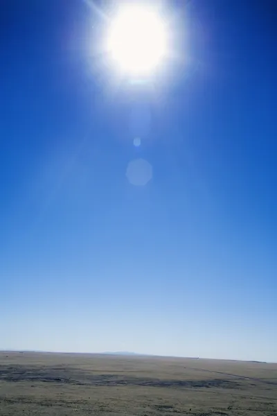 Bir peyzaj üzerinde parlak güneş — Stok fotoğraf