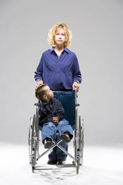 Mor och barn i rullstol — Stockfoto