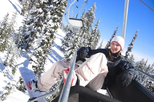 Flicka i skidliften på ski hill — Stockfoto