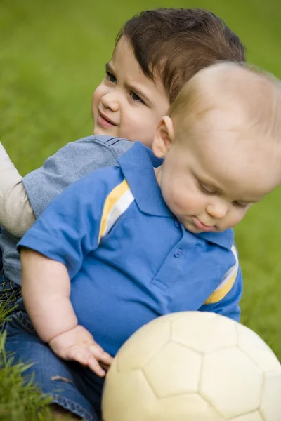 Bambino e bambino con pallone da calcio — Foto Stock