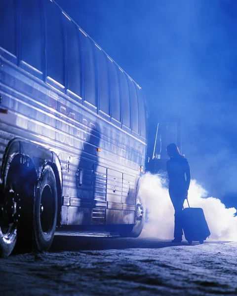 Vrouw krijgen op de bus in de winter — Stockfoto