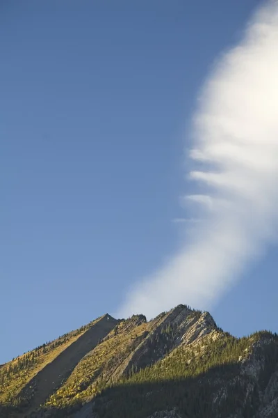 Cloud Above Mountain Peak, Kootenay Plains, Alberta, Canadá — Fotografia de Stock