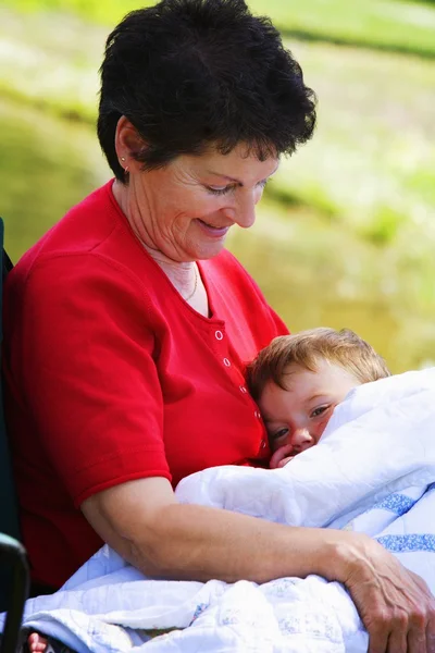 Une femme tenant son petit-fils — Photo