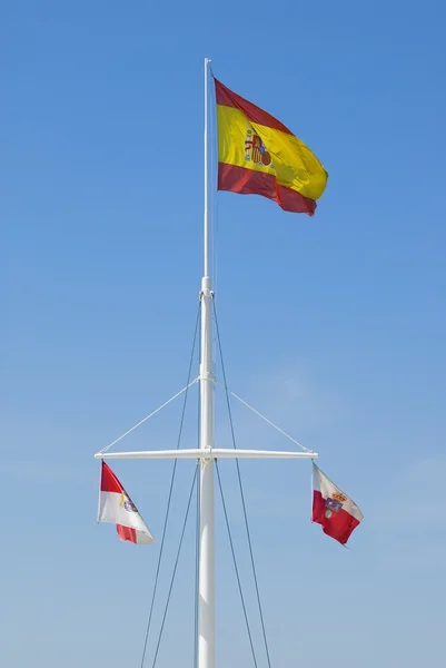 Mât portant le drapeau national espagnol et deux drapeaux provinciaux cantabriens — Photo