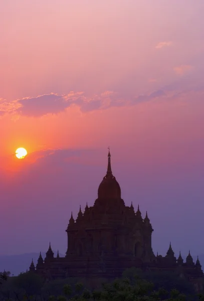 Sonnenaufgang über dem Stupa-Tempel in Bagan, Myanmar, Burma — Stockfoto