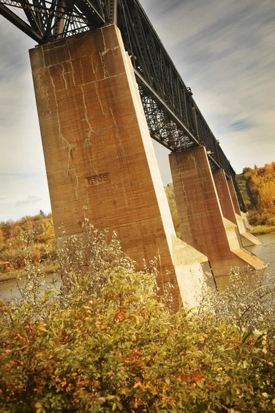 Vue à angle bas d'un pont — Photo