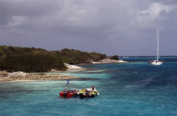 小船离岸西印度群岛中 — 图库照片