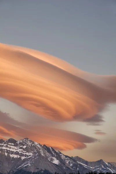 Nuages au coucher du soleil au-dessus des sommets des montagnes, plaines Kootenay, Alberta, Canada — Photo