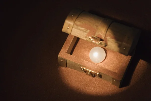 Pearl In A Wooden Box — Stock Photo, Image