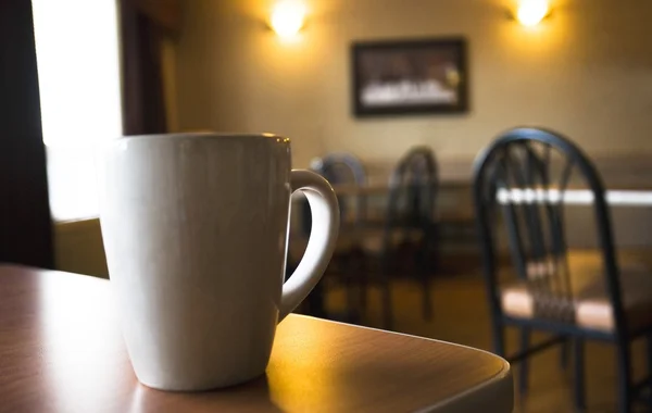 Kaffeebecher auf dem Tisch — Stockfoto