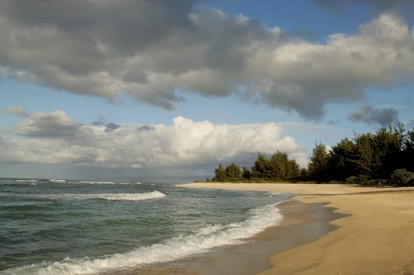 Vagues sur une plage — Photo