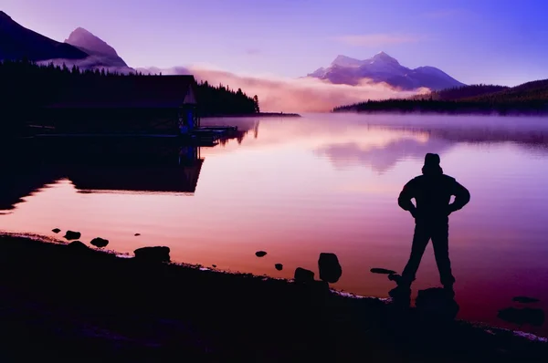 Silhouette Of A Man At A Mountain Lake — Stock Photo, Image