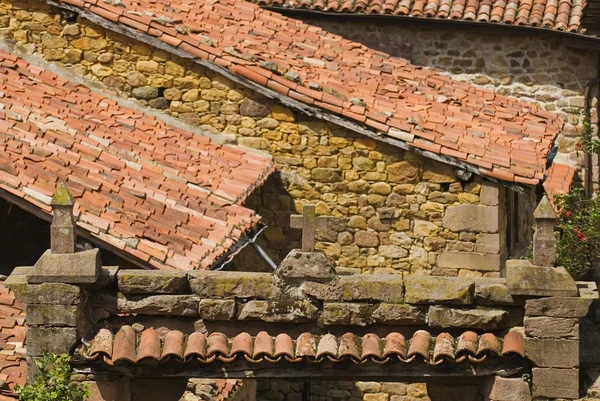 Steinkreuz auf Türsturz mit getäfelten Dächern, Carmona, Kantabrien, Nordspanien — Stockfoto