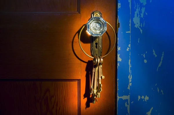 Poignée de porte en verre antique avec clés — Photo