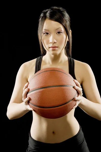 Mujer sosteniendo baloncesto — Foto de Stock