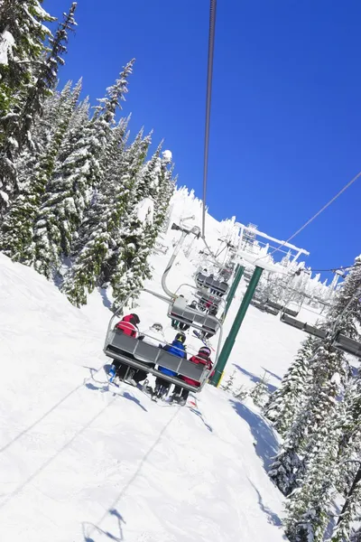 Ascenseur de ski avec quatre personnes dedans — Photo