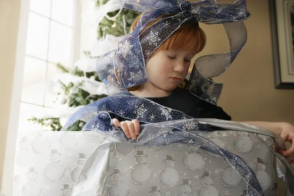 Girl Wrapping A Christmas Present — Stock Photo, Image