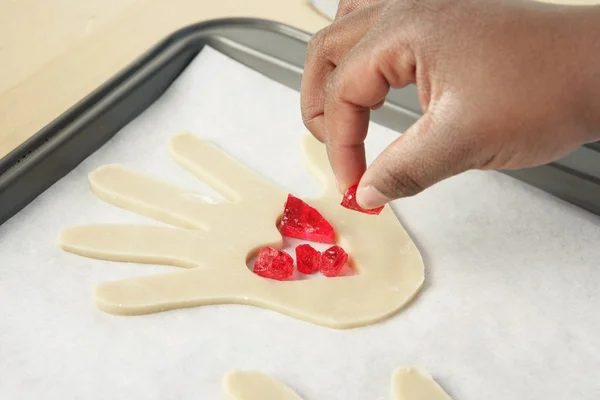 Person, die Essen garniert — Stockfoto