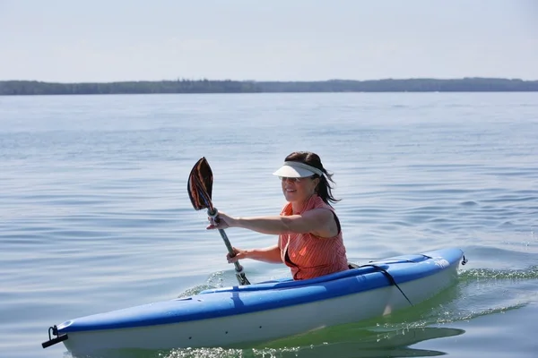 Mujer kayak — Foto de Stock