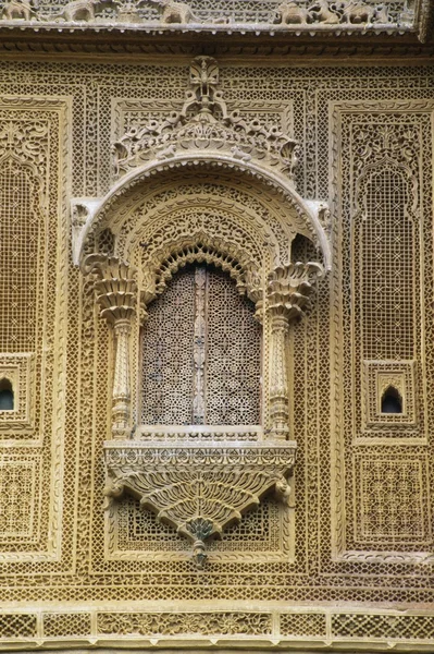 Zandstenen gevel van de historische jaisalmer herenhuis patwon ki haveli — Stockfoto