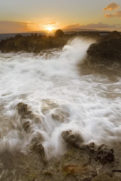 Meereswellen brechen über Felsen — Stockfoto