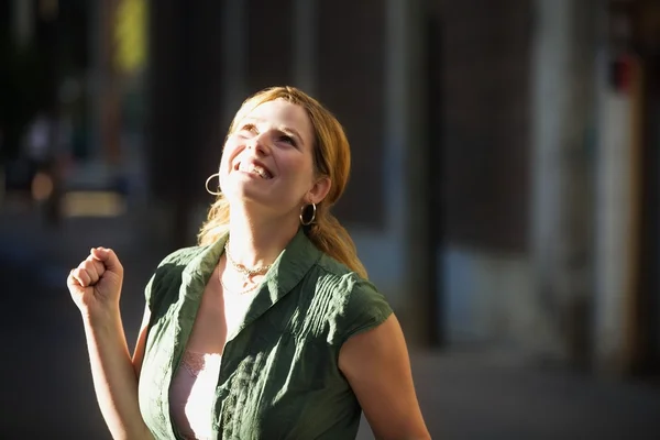 Feliz joven mujer — Foto de Stock