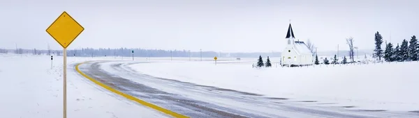 Chiesa vecchia stile campanile con strada in inverno — Foto Stock