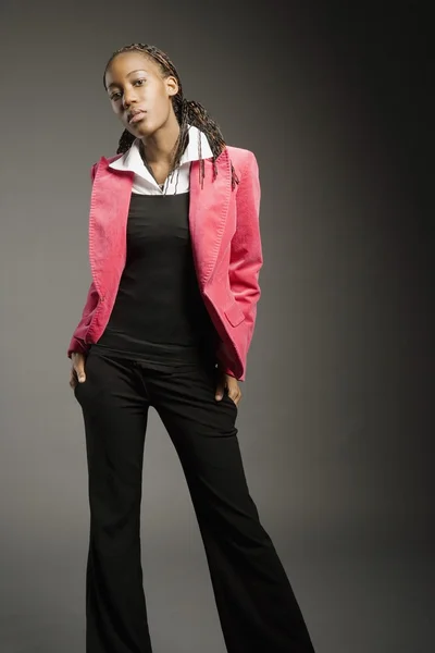 Женщина позирует в розовой куртке — стоковое фото