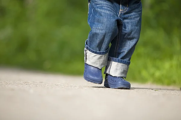 Uma criança caminhando — Fotografia de Stock