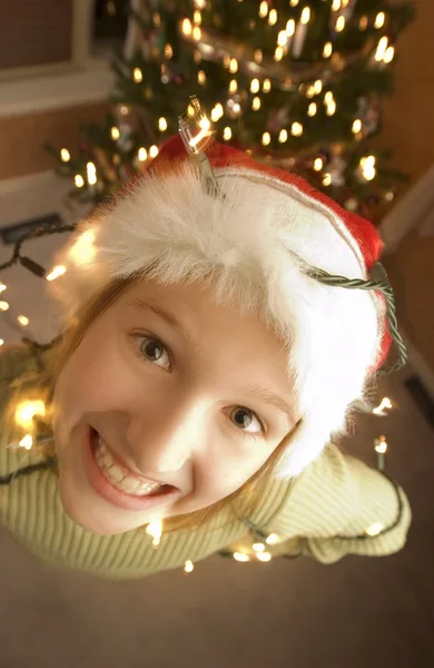 Adolescente che indossa un cappello da Babbo Natale — Foto Stock