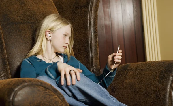 Adolescente escuchando música — Foto de Stock