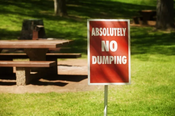 No Dumping Sign In The Park — Stock Photo, Image