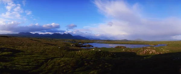 Co galway, connemara, moor mit den zwölf bens in der ferne, irland — Stockfoto