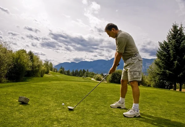 Golfista s jeho první výstřel — Stock fotografie