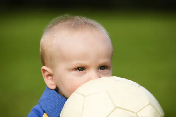 Ragazzo con una palla — Foto Stock