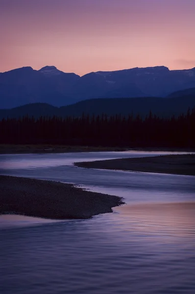 Berg zonsondergang over de athabasca river — Stockfoto