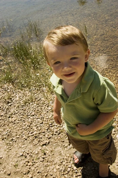 Ragazzo che gioca al bordo dell'acqua — Foto Stock