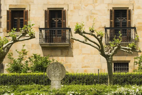 Um casaco de armas basco na frente do palácio, Elorrio, País Basco, Espanha — Fotografia de Stock