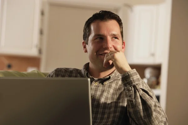 Vista frontal do homem sorrindo — Fotografia de Stock