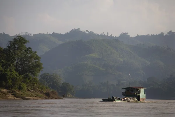 Barco en el agua — Foto de Stock