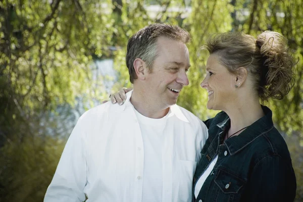 Pareja feliz sonriéndose el uno al otro — Foto de Stock