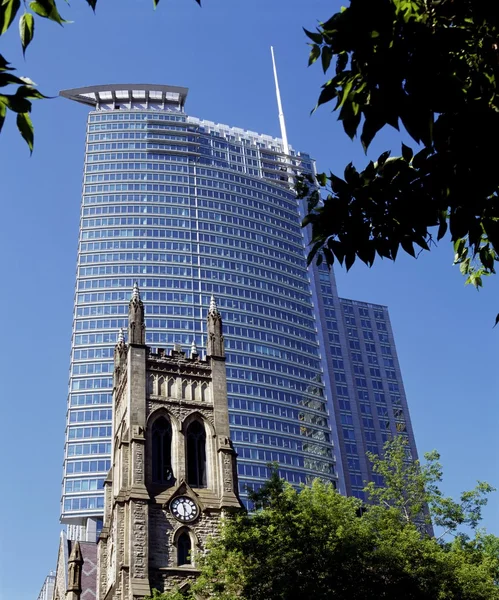 Történelmi egyház egymás mellé szemben a modern felhőkarcolóban, montreal, quebec — Stock Fotó