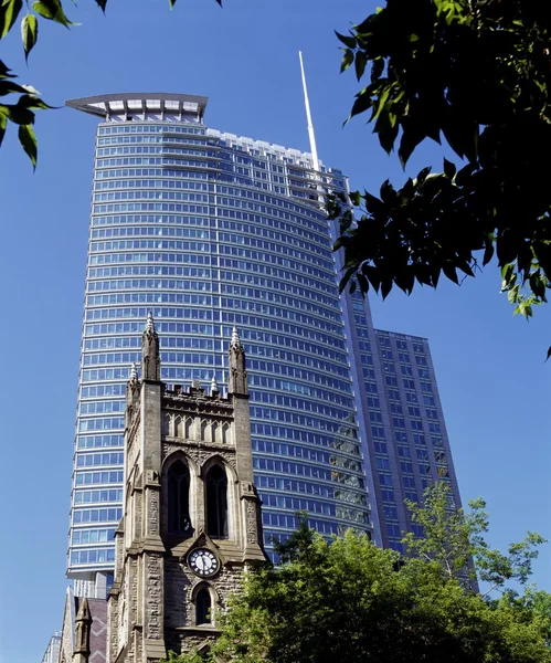 Tarihi kiliseye bitişik modern gökdelen, montreal, quebec karşı — Stok fotoğraf