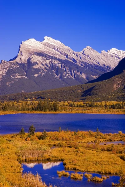 Vermilion Lakes And Mount Rundle In Banff National Park, Альберта, Канада — стоковое фото